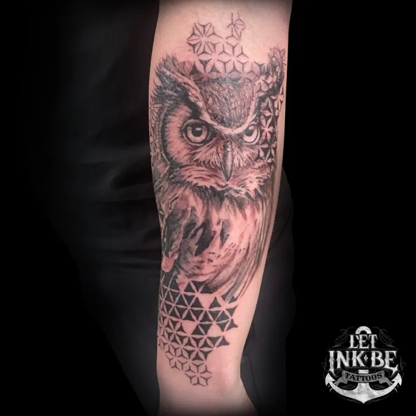 black and grey tattoo uil