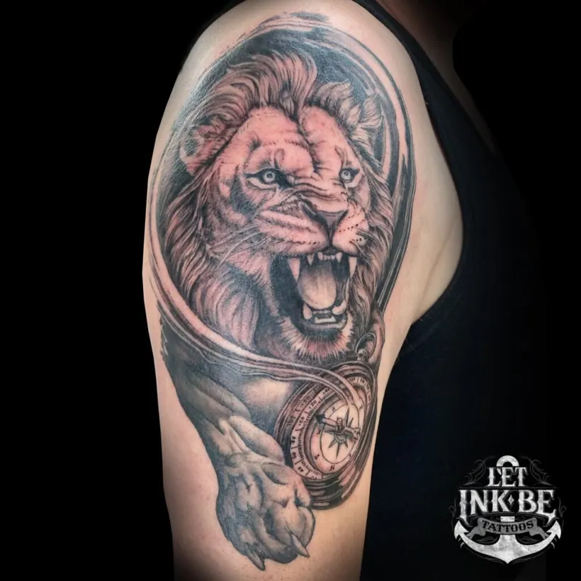 black and grey tattoo leeuw
