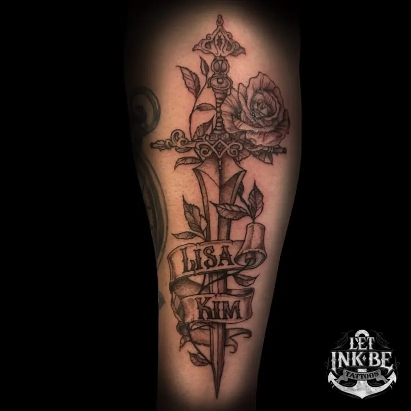 black and grey tattoo dolk en namen