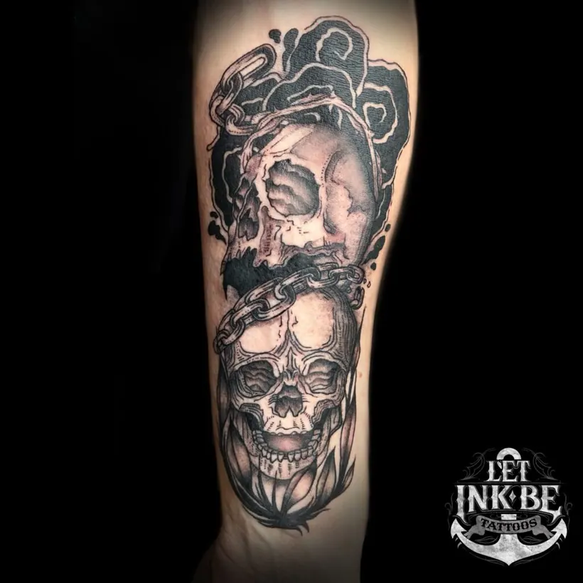 black and grey tattoo schedels