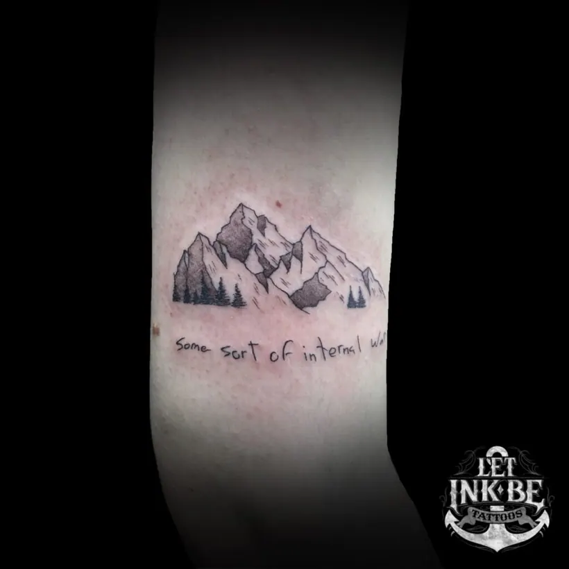 fine line tekst en berg tattoo