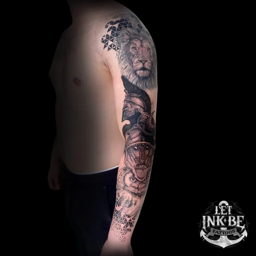 black and grey tattoo animal en gladiator