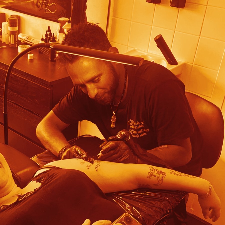 Tattoo artist Steven Hopman aan het werk in zijn studio in Roosendaal